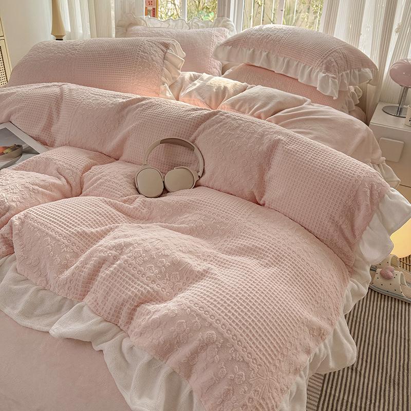 Комплект из 4 предметов класса А из молочного бархата с кружевом для зимы: Мягкий, двухсторонний коралловый флис кремового цвета