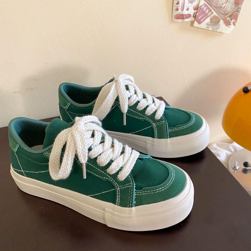 Женская обувь на платформе. Стильные и удобные красные однотонные замшевые кроссовки на плоской подошве. Обувь для прогулок и бега на шнуровке.