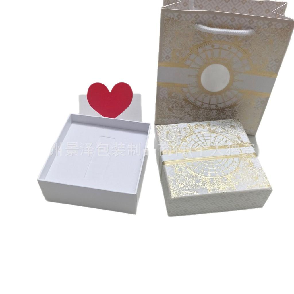 Рождественский подарочный набор помад D Family: Двухпредметный набор ограниченной серии с блеском для губ и подарочным пакетом