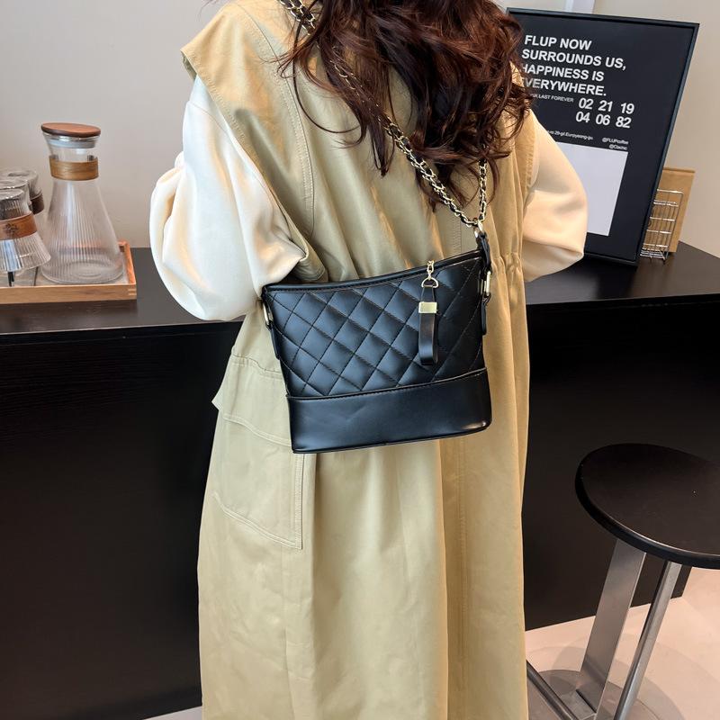 Сумка-цепочка ромбовидной формы женская лето 2025 высококлассная ретро на плечо сумка-мессенджер популярная сумка-ведро