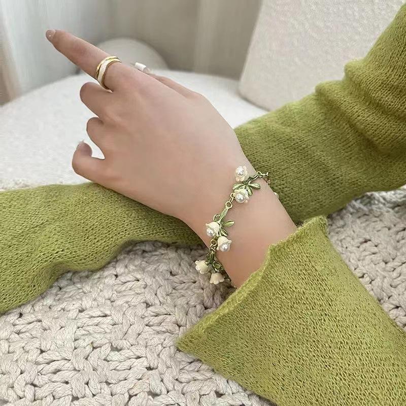 Lily of the Valley bracelet niche design sense high Mori French retro niche light luxury super fairy girl heart pearl bracelet