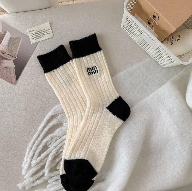 Женские шерстяные вышитые носки MIU до середины икры, модные теплые носки-гольфы для осени/зимы, подходят для послеродового периода.