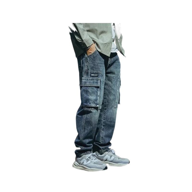 Мужские брюки свободного кроя из стираного потертого денима с несколькими карманами — тренд 2024 года.
