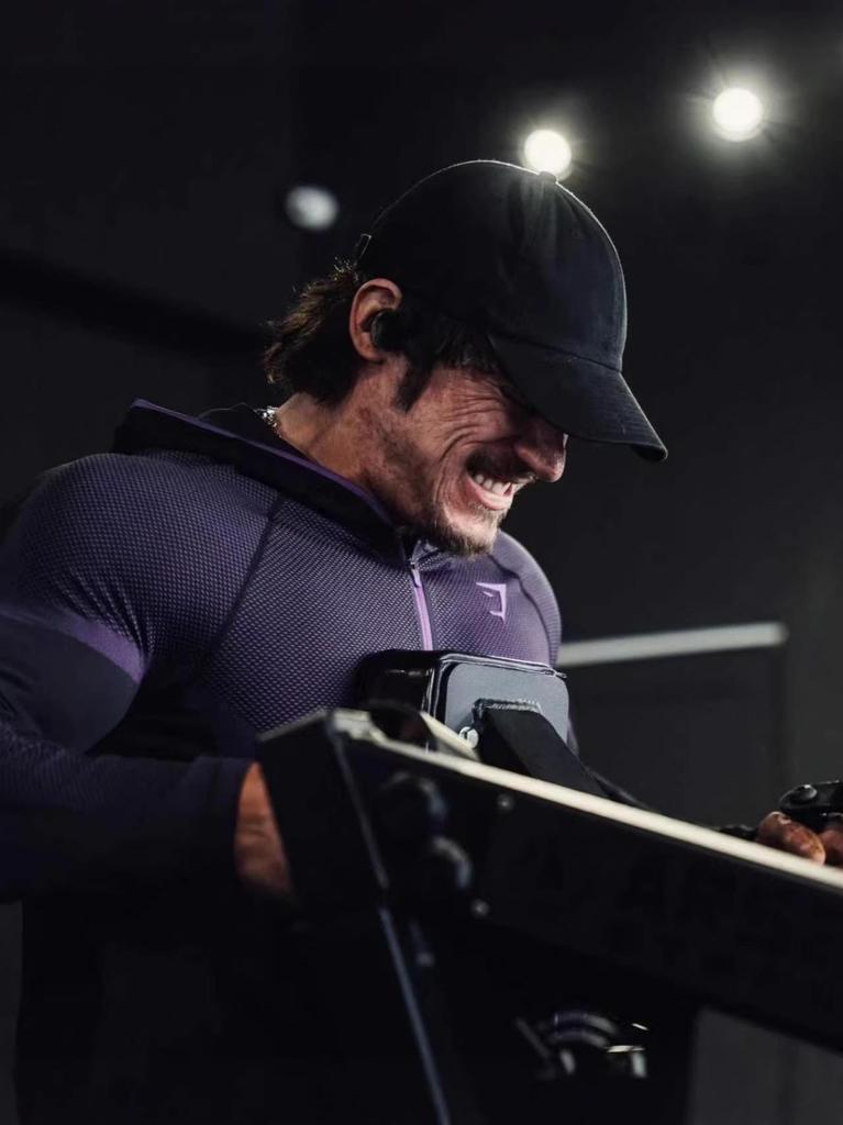 Мужская фитнес-футболка с длинным рукавом и капюшоном GYMSHARK Onyx с высокой эластичностью
