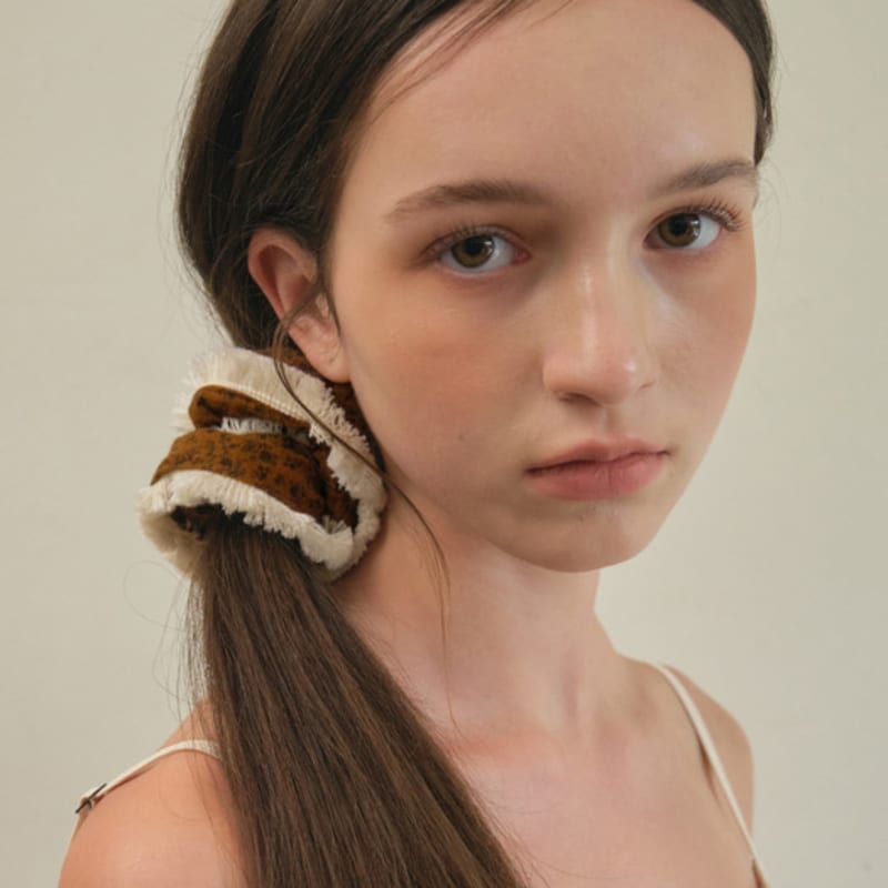 НАША НОСТАЛЬГИЯ Резинка для волос с кисточкой-цветком_Верблюжий(O25-ACC05)