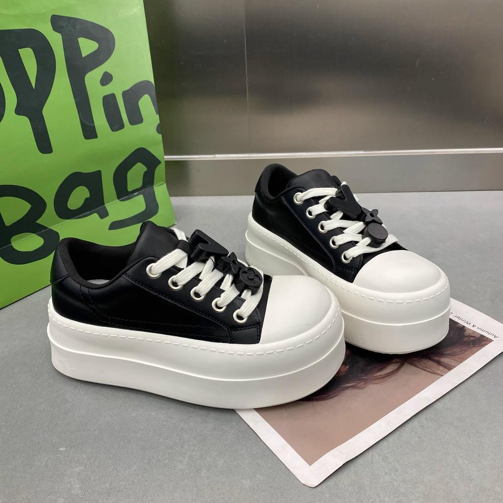 Маленькие белые туфли на толстой подошве, увеличивающие рост, женские 2025 весна, новая модная нишевая дизайнерская обувь-хлебушки, дышащая, повседневная, спортивная обувь для скейтборда