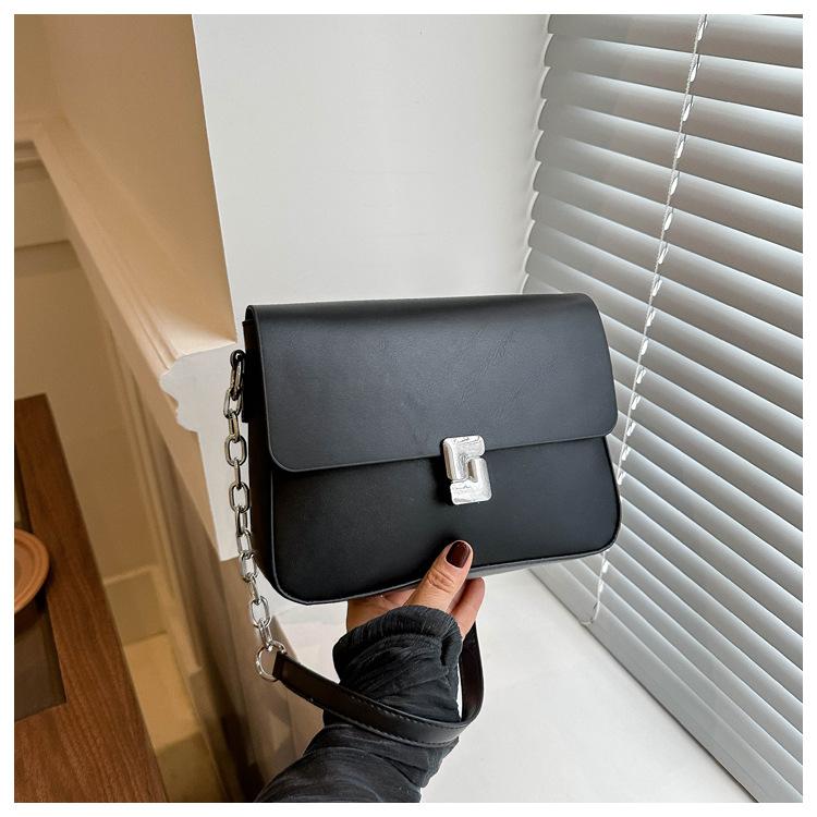 Корейская версия модной персонализированной цепочки, маленькая квадратная сумка подмышкой 2024 года, новая модная простая темпераментная персонализированная женская сумка через плечо