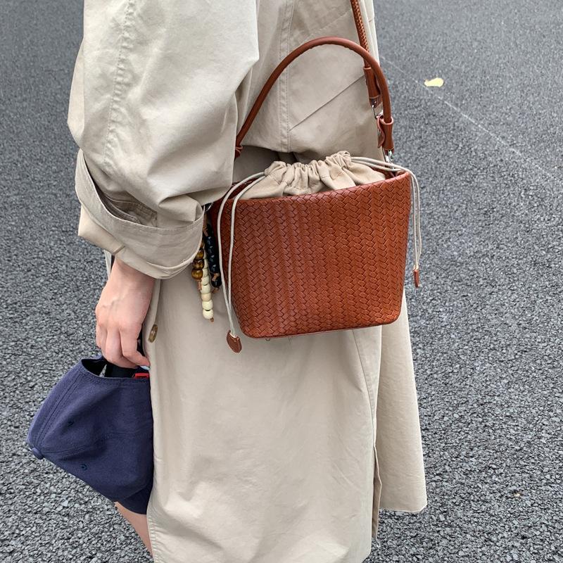 Популярная в этом году женская сумка 2025 новая летняя ретро нишевый дизайн сумка-мессенджер портативная сумка-ведро