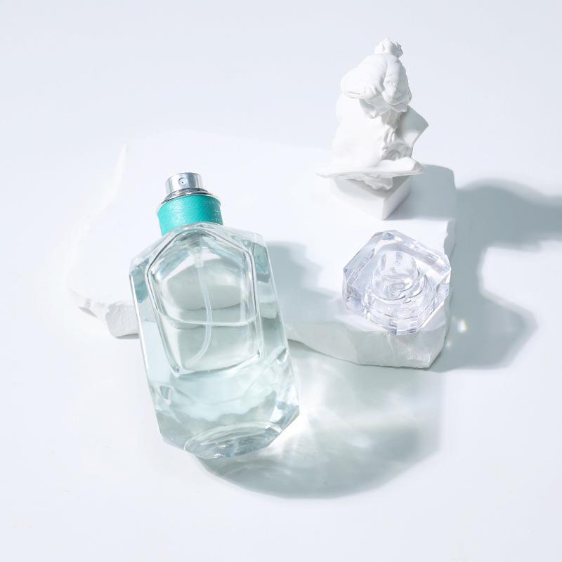 Новые женские духи Blue Diamond с одноименным названием. Легкий и свежий аромат. Натуральный нишевый аромат. Подарок с цветком ириса.