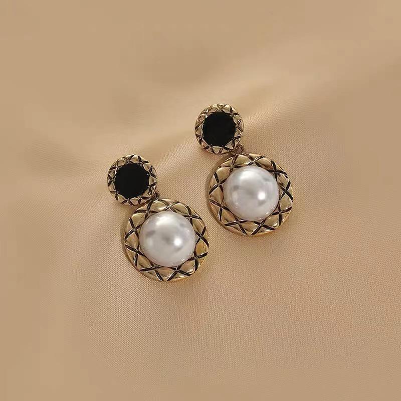 Elegant French Retro Pearl Earrings - S925 Silver Needle, High-End Geometric Design for Women