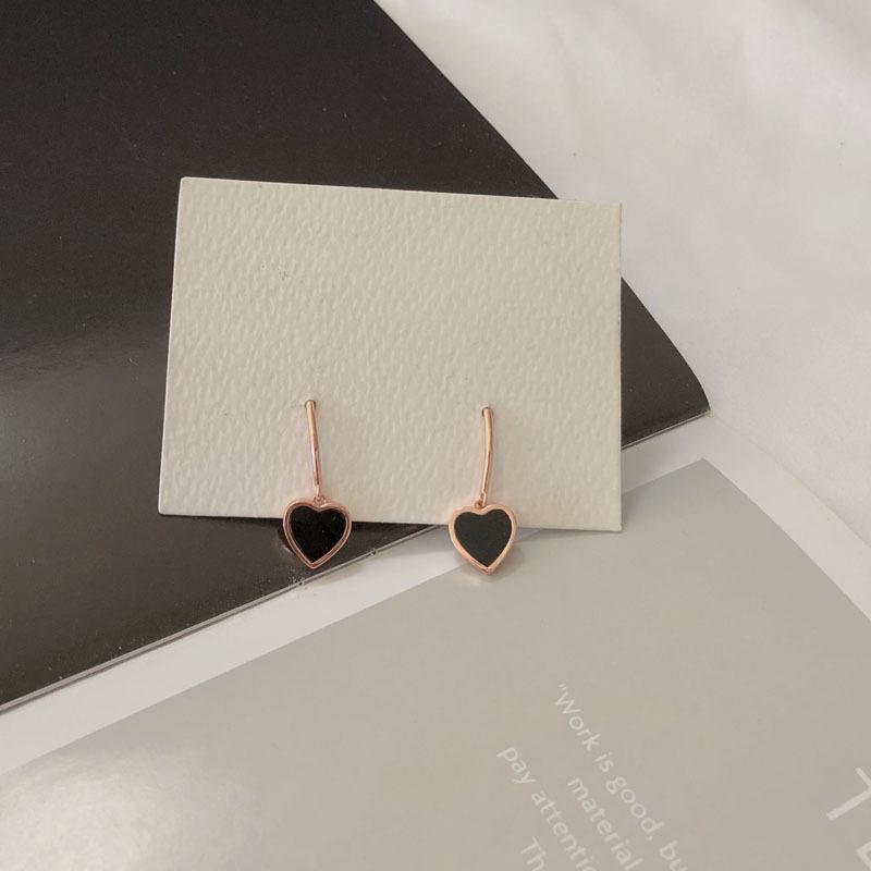 Черные серьги в форме сердца. Изысканные женские серьги Love.