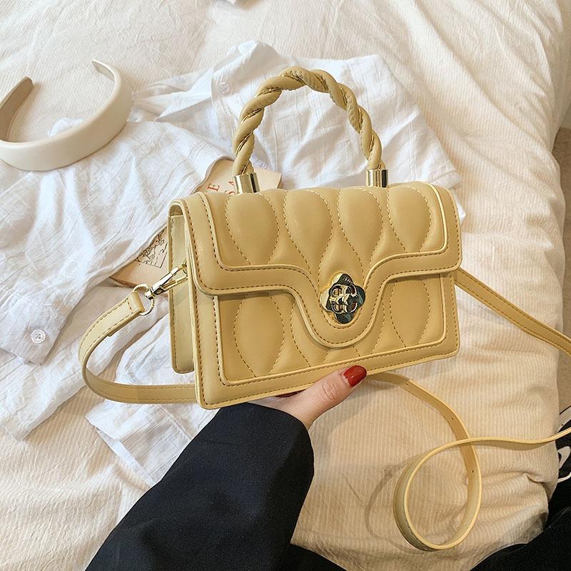 Маленькая и модная ручная маленькая квадратная сумка с нишевым дизайном для женщин. Новая зимняя нишевая сумка 2024 года с текстурой. Сумка через плечо Instagram.