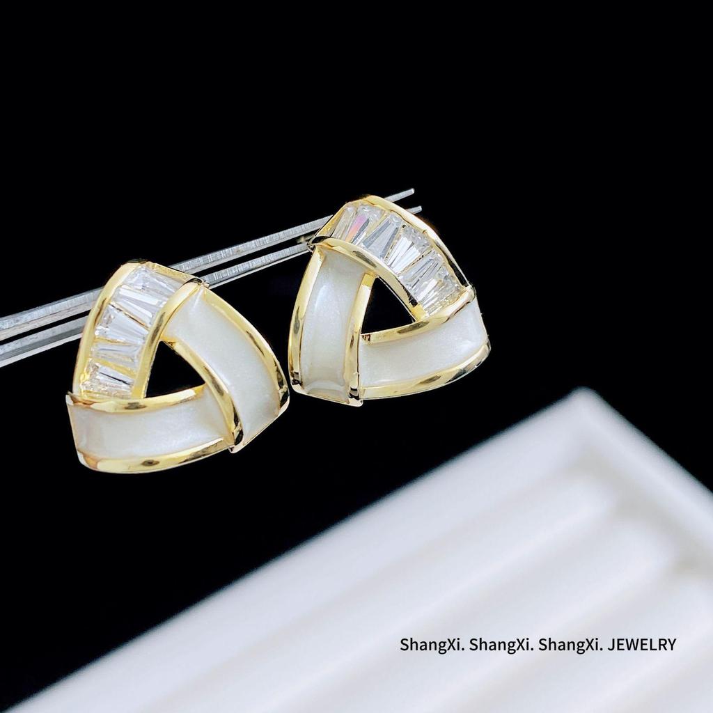 Элегантные серьги-подвески в форме треугольника с цирконами, эмалью и бриллиантовыми акцентами – Серебро S925