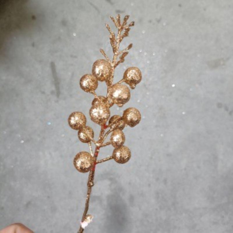 Christmas decorations, gold powder balls, berries, holiday atmosphere, Christmas tree wreath, rattan, gold powder sequin accessories