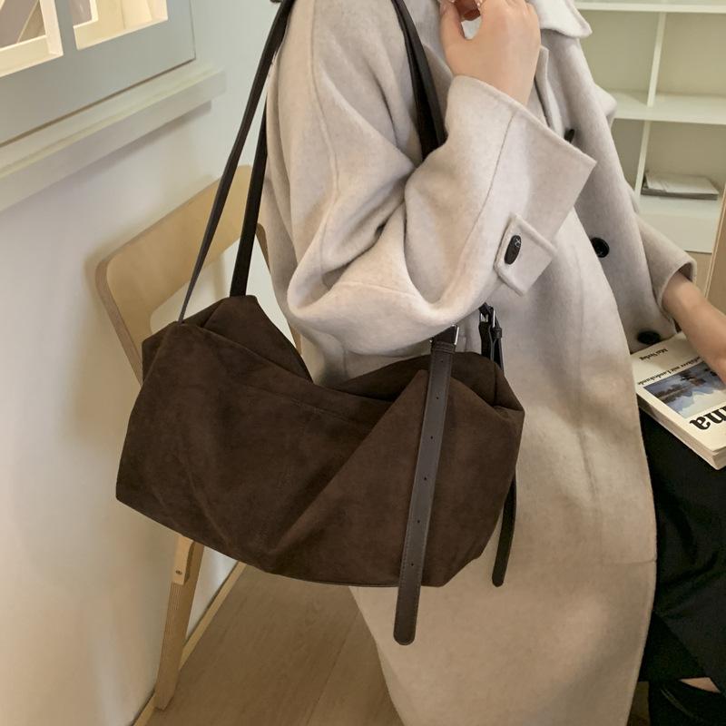 Нишевый высококлассный осенне-зимний замшевый рабочий портфель для поездок на работу 2025 новая ленивая сумка на плечо/подмышку, сумка-тоут