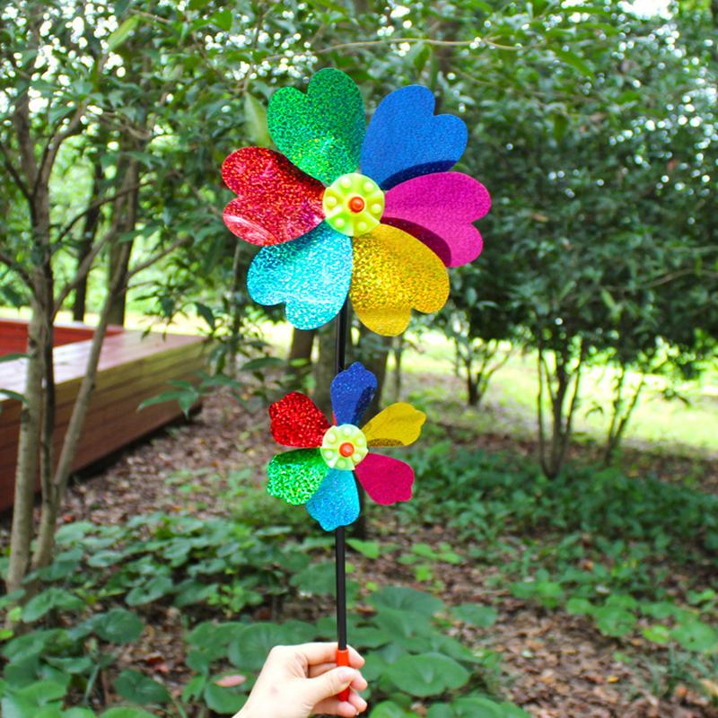 1 шт. Красочный пайеточный вертушка Пластиковый декор в форме сердца Ветряная мельница Декор для улицы Сад Газон Праздничный Яркие цвета Вращающаяся Веселая Сцена