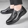 Модные летние перфорированные кожаные дышащие повседневные туфли мужские лоферы качественные мокасины для взрослых мужские туфли для вождения с перфорацией деловые туфли