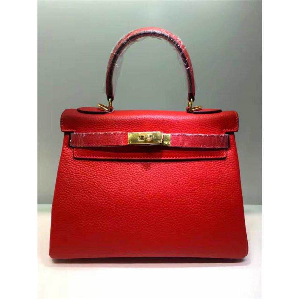 Келли обертывает верхний слой модной сумки-тоут из фактурной коровьей кожи, которую можно носить на плече или через плечо