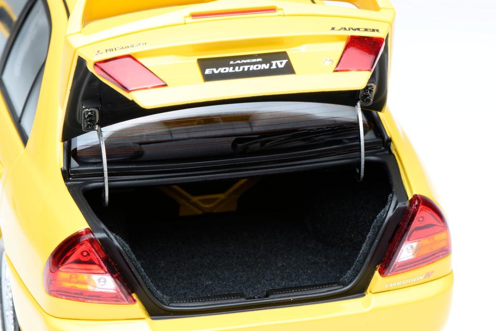 FREESTYLE MOTORHELIX Масштаб Mitsubishi Lancer Evolution EVO IV Одуванчиково-желтый Готовая модель M84006 1/18