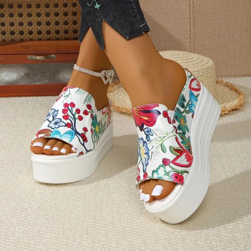 2025 Женская обувь Открытый носок Женские тапочки Платформа Повседневные тапочки Женские Кристальный принт Полый Круглый носок Клиновидный каблук Большой размер Сандалии