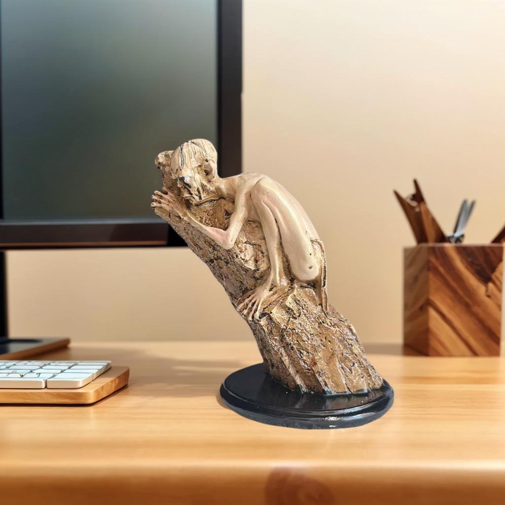 1 Piece of Tree-Hugging Humanoid Art Statue Ornament, Abstract Nature Fusion Design, Living Room Desktop Soft Decoration, Creative Atmosphere Display