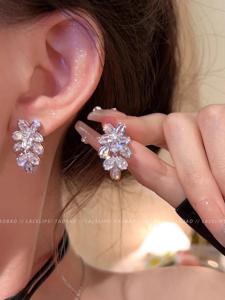 Элегантные серьги-кисточки с цирконами, жемчугом и цветочными пуссетами - Универсальные и стильные украшения для ушей для женщин