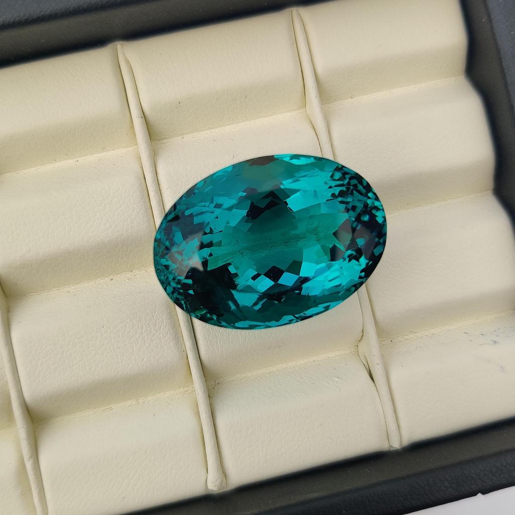 Камень из натурального стекла овальной огранки, чистый для глаза, граненый, 43,30 карата, размер камня 26x19x15.