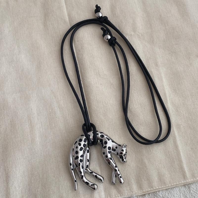 Подвеска на цепочке в форме леопарда с гальваническим покрытием, разработанная для элегантных и стильных нарядов