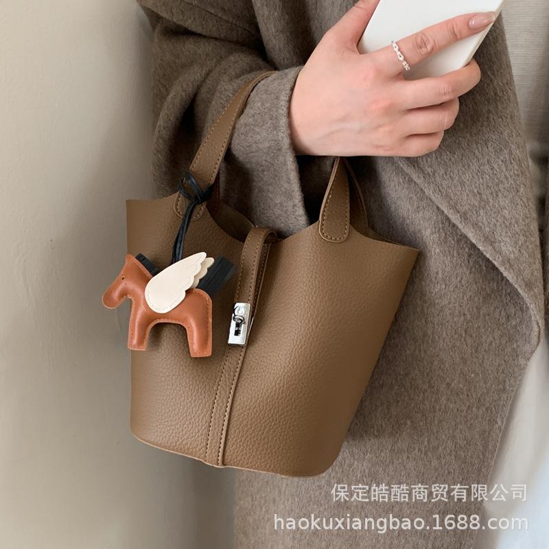 Популярные в этом году маленькие сумки для женской осени и зимы 2025, новые детские и материнские наплечные сумки-мессенджеры, ретро портативные сумки-ведра