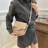 2024 новый темпераментный модный дизайн одно плечо через плечо иностранный стиль однотонный ретро повседневная подмышечная текстура сумка через плечо