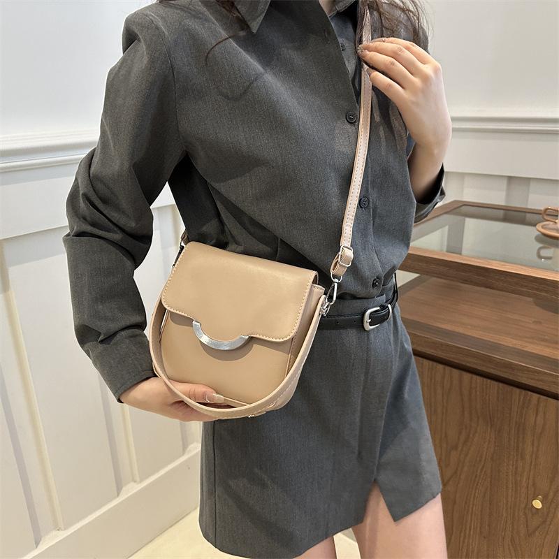 2024 новый темпераментный модный дизайн одно плечо через плечо иностранный стиль однотонный ретро повседневная подмышечная текстура сумка через плечо