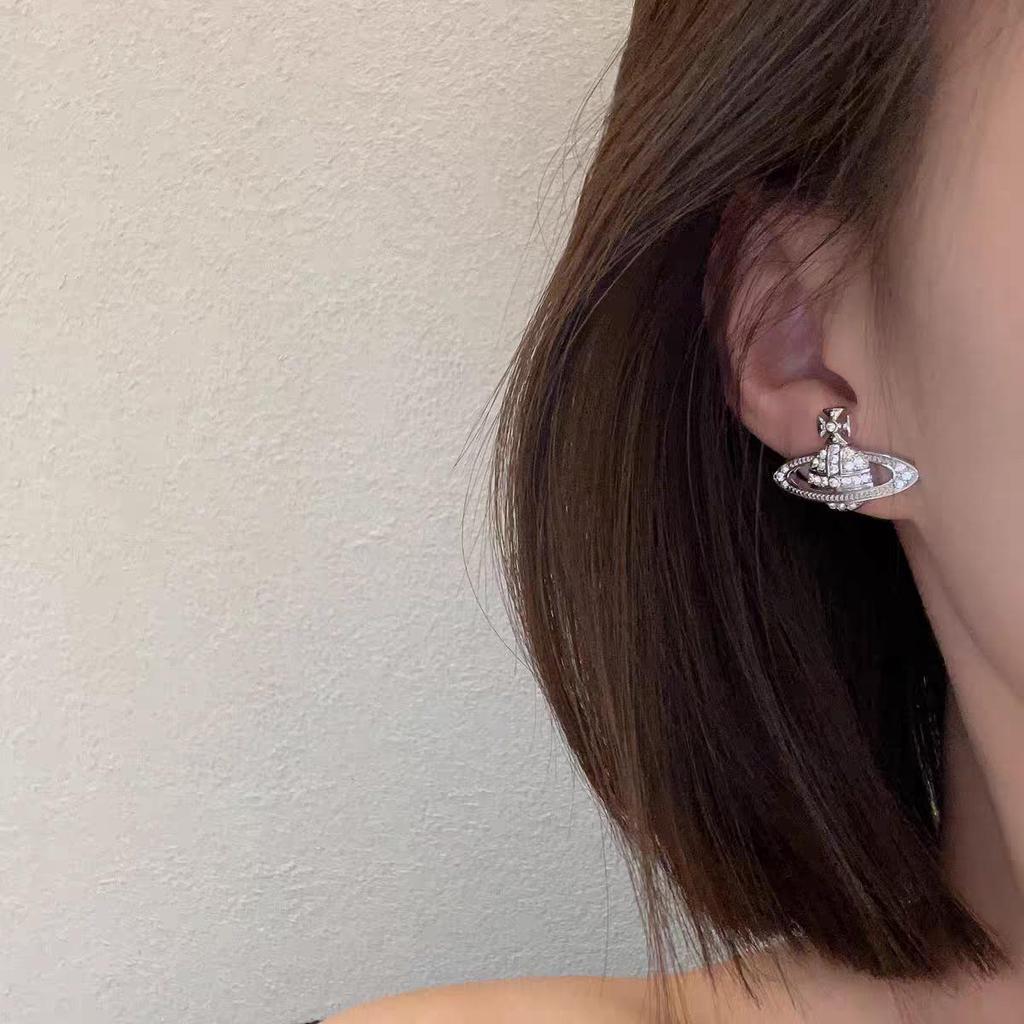 Классические серьги-гвоздики «Сатурн»: Дизайн планеты с полным бриллиантовым покрытием в стиле Westwood