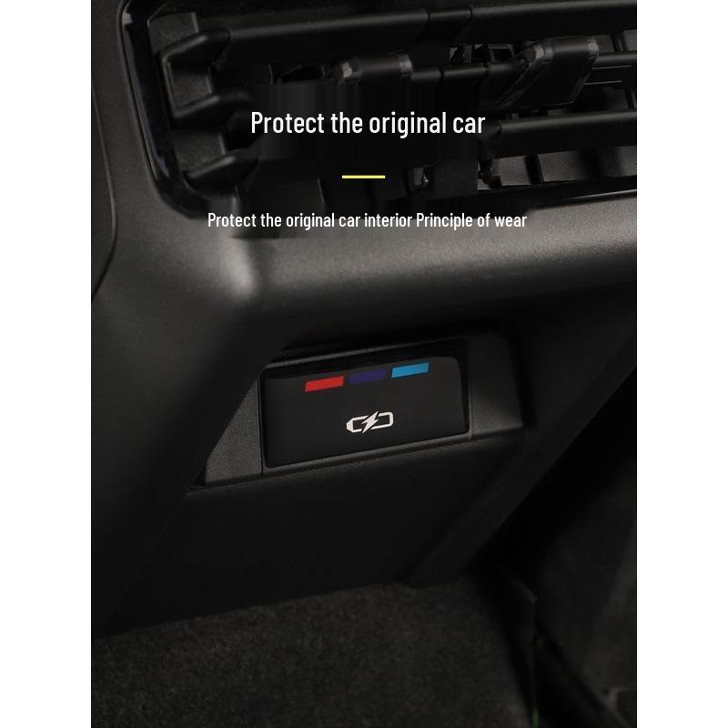 Декоративная заглушка USB-порта для заднего сиденья Lynk & Co 03 2023 года