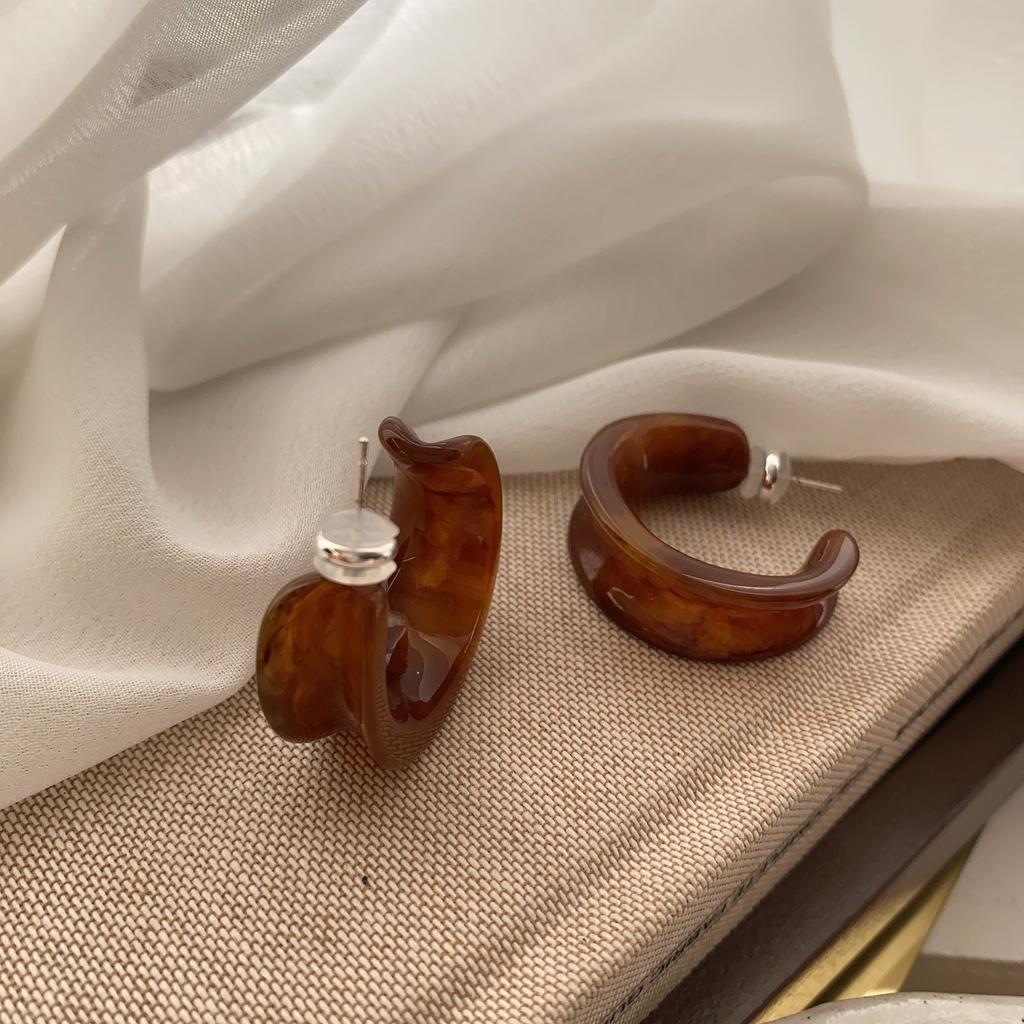 Маленькие свежие серьги-гвоздики из акриловой смолы C-образной формы Мори Карамельно-кремовые белые полукруглые серьги-гвоздики для женщин