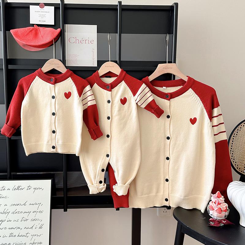 Вязаный кардиган для всей семьи осень 2025 г.: Контрастные цветные полосы и дизайн с любовью для трио родителей и детей