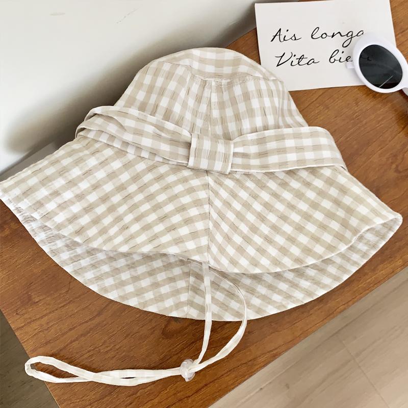 Корейская версия милой клетчатой шляпы-ведра с ремешком для летних путешествий с защитой от ультрафиолета и большими полями, универсальные солнцезащитные кепки для женщин