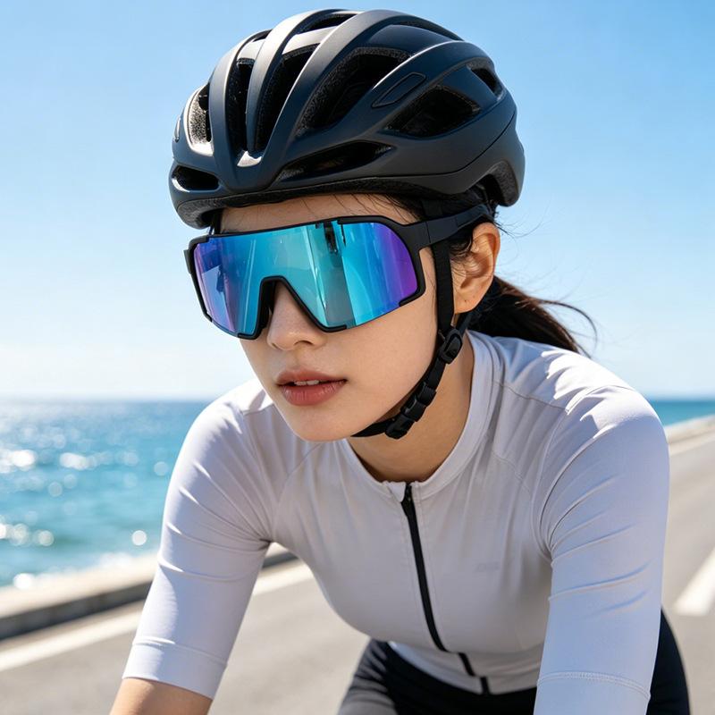 The new cycling glasses are suitable for both day and night use, and they offer windproof protection for mountain biking, outdoor climbing, and