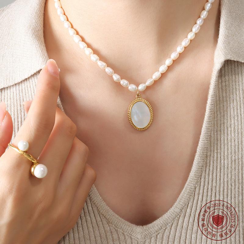 Французский темперамент натуральное жемчужное ожерелье нишевый свет роскошь ретро овальный инкрустированный белый морской ракушка кулон универсальный ювелирные изделия