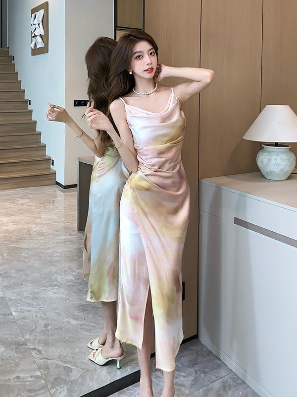 Летнее платье на бретельках-спагетти из сатина с принтом и французским вырезом-хомут в наличии