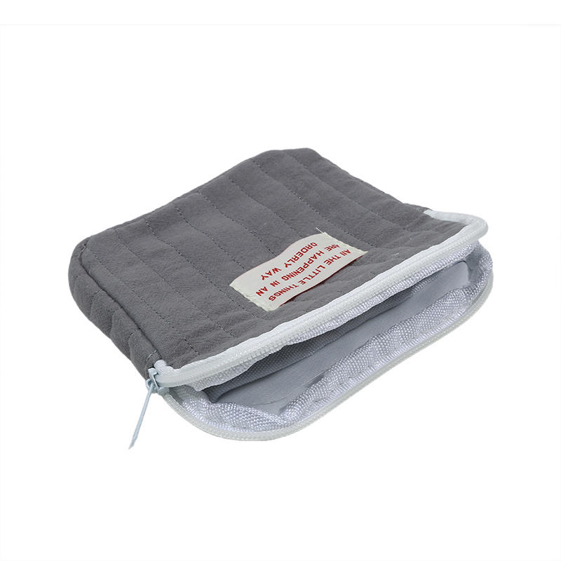 Сумка для хранения помады держалась рука об руку с сумкой для полотенец тети