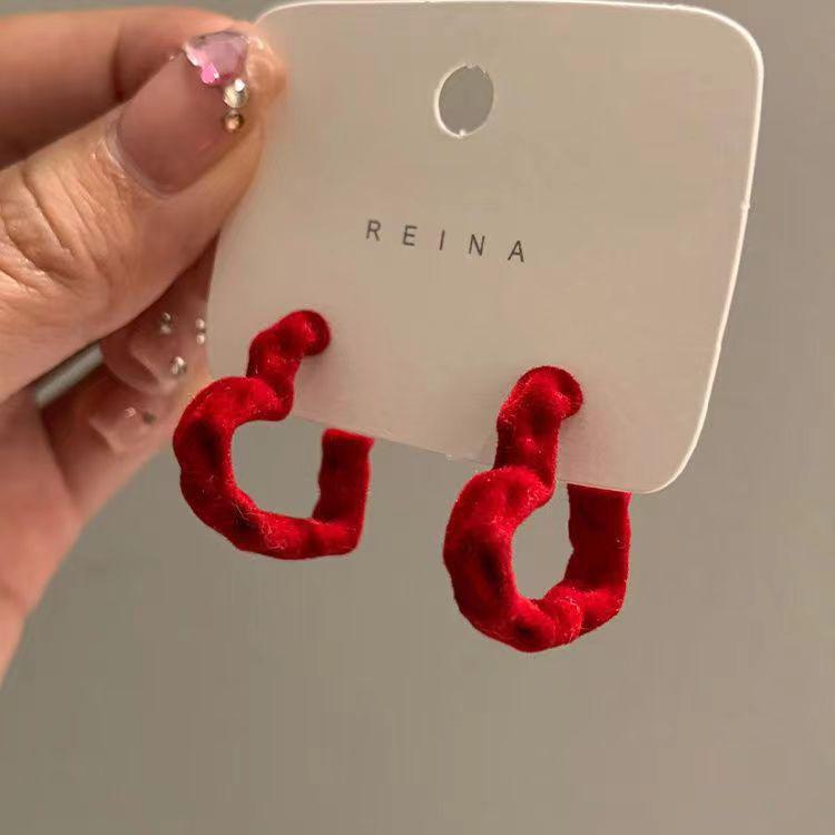 Новогодние серьги-сердечки из красного бархата — уникальный праздничный дизайн для женщин, идеально подходит для осени и зимы 