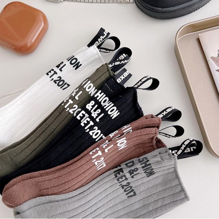 «Модные женские носки средней длины»: Европейский стиль с лентой с буквами и прошитым каблуком - хлопок, модный и популярный"