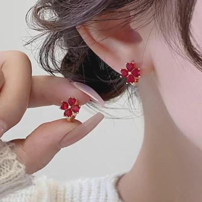 Серьги-цветы из красного циркония: Элегантный, нишевый дизайн для женщин, идеально подходящий для китайского Нового года и весенне-летней моды».