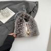 Осенняя новинка плюшевая большая вместимость высокая стоимость простая модная портативная треугольная сумка маленькая золотой шарик сумка на плечо