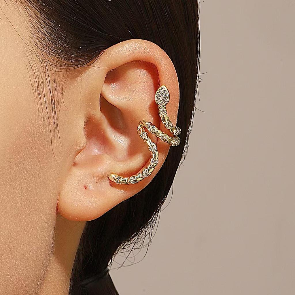 Элегантные серьги-клипсы в виде змеи с бриллиантами - без прокола, минималистичная мода, нишевый дизайн