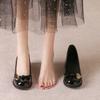 Вечерние туфли-лодочки Xiaoxiangfeng для девочки, весна 2025, новая корейская версия, нежный сказочный стиль, с открытым вырезом, на толстом каблуке, туфли Мэри Джейн