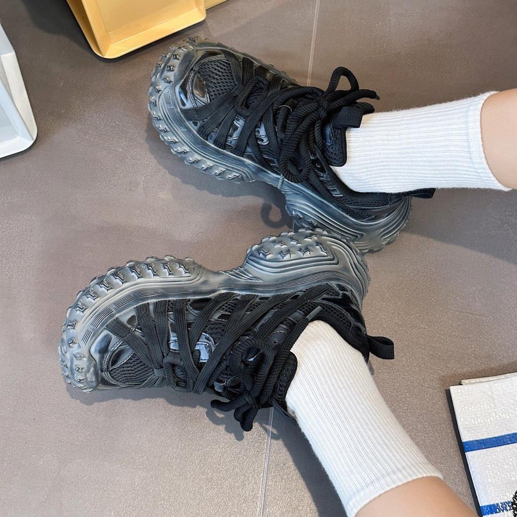 Осень новые кожаные ретро полированные кроссовки папы 2025 шнуровка человек-паук шина платформа повседневные спортивные женские туфли