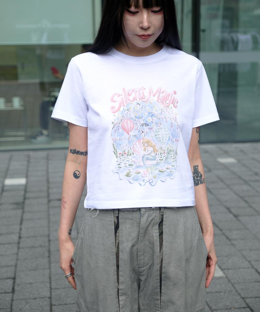 Keobeolaijeu Crop Top с графическим принтом «Тихая магия»