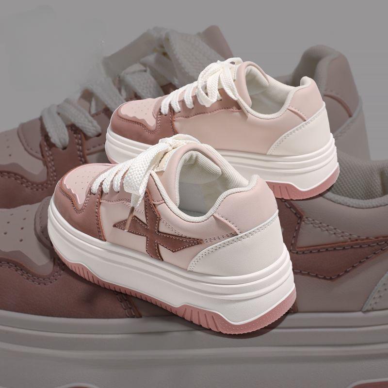 Мода 2024 года. Белые массивные женские повседневные кроссовки из вулканизированной кожи на платформе. Спортивные кроссовки для бега для женщин. Тенденции.