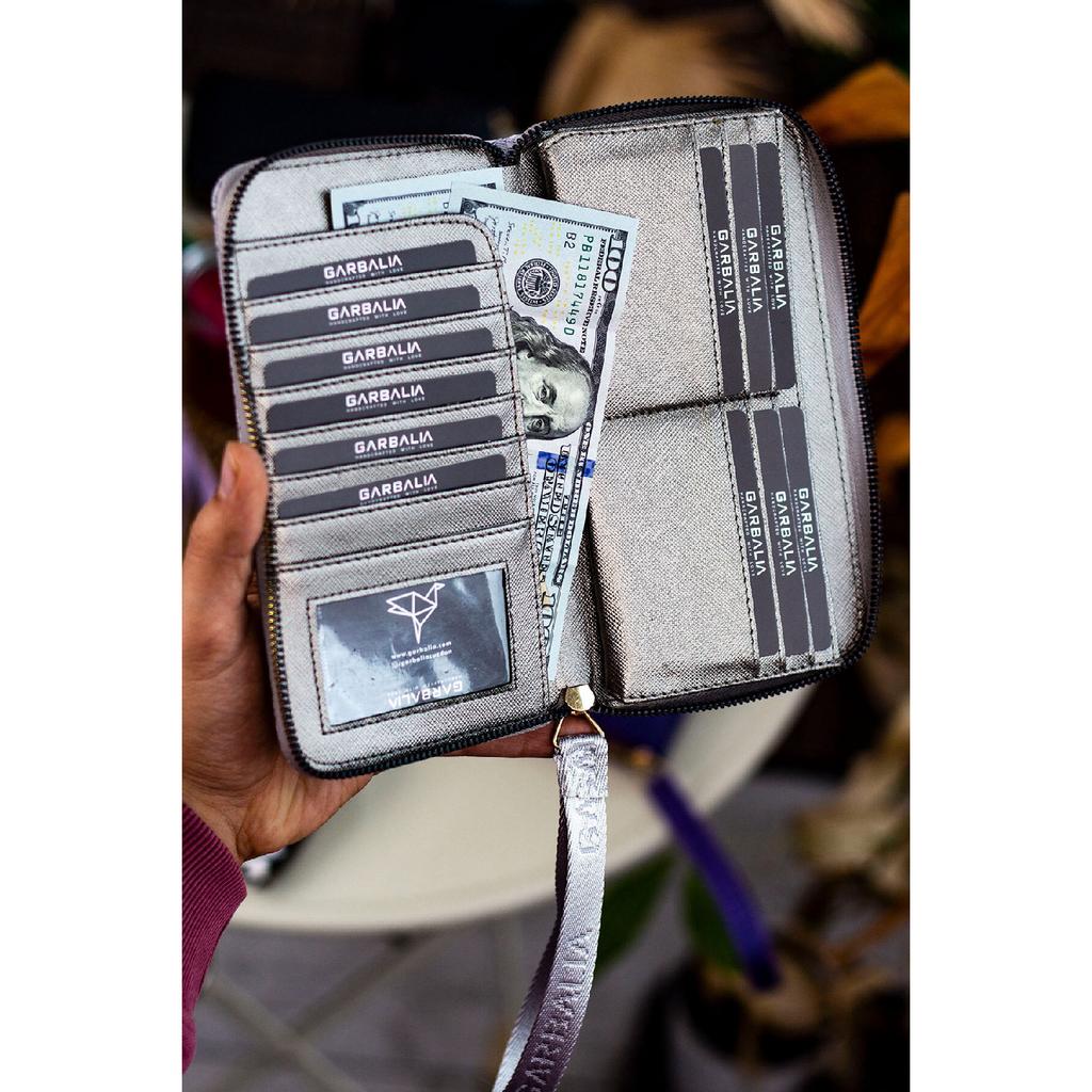 Tilburg Кошелек-портфель с ручкой на запястье и соломенным узором сливово-фиолетового цвета с большим количеством визитниц